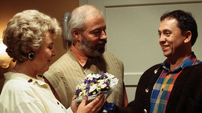 Olaf (Franz Rampelmann, rechts) entschuldigt sich bei Helga (Marie-Luise Marjan) und Erich (Bill Mockridge) für das unmögliche Verhalten seiner Mutter.