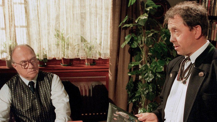 Olaf (Franz Rampelmann, rechts) nötigt seinen alten Freund Richter Walden (Michael Gahr), ein schmutziges Geschäft zu tätigen.