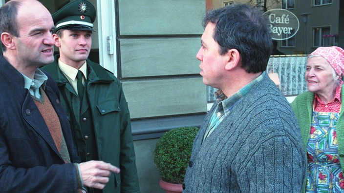 Olaf (Franz Rampelmann, rechts) und seine Mutter (Annemarie Wendl) bieten den Polizisten ihre Unterstützung an.