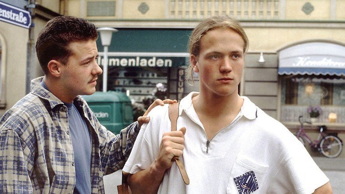 Olli (Willi Herren, links) will zu Klaus (Moritz A. Sachs) in die Wohnung ziehen.