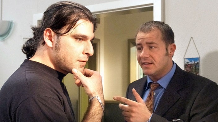 Olli (Willi Herren, rechts) warnt Murat (Erkan Gündüz) erneut eindringlich vor Lisa.