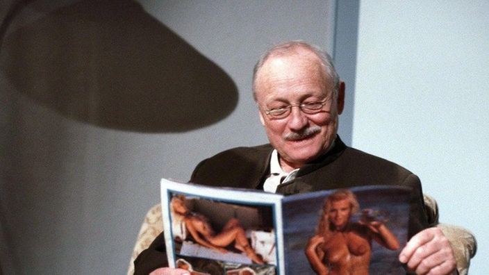 Onkel Franz (Martin Rickelt) erfreut sich an der erotischen Literatur.