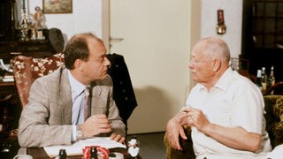 Onkel Franz (Martin Rickelt, rechts) bekommt Besuch von seinem Anwalt Dr. Seidich (J. Kolenda).