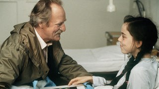 Opa Griese (Fritz Bachschmidt) besucht Meike (Selma Baldursson) im Krankenhaus.