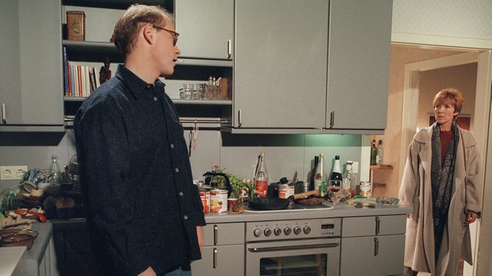 Philipp (Philipp Neubauer) ist sauer auf seine Mutter (Inga Abel). Sie lässt die Wohnung zusehends verwahrlosen.