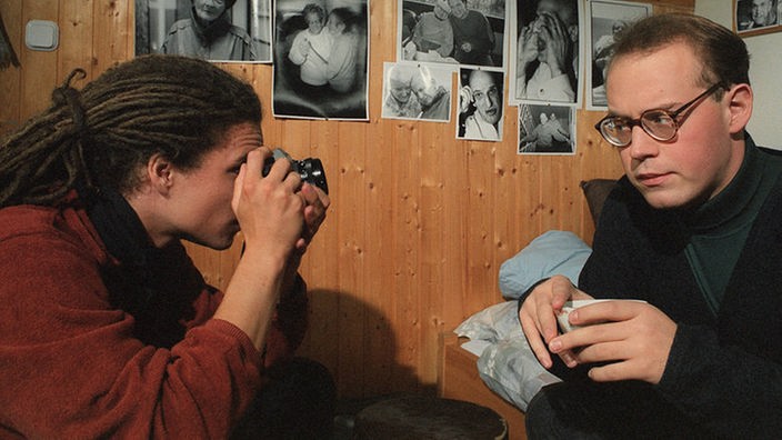 Philipp (Philipp Neubauer, rechts) besucht seinen Bruder Momo (Moritz Zielke). Der will sich in Zukunft der Fotografie widmen.