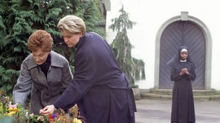 Rosi (Margret van Munster, links) und Gabi (Andrea Spatzek) besuchen das Grab von Frau Birkhahn.