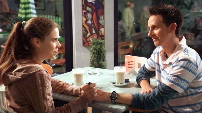 Da Fabian (Roman Haubner) Probleme hat rechts und links zu unterscheiden, hilft ihm Sarah (Julia Stark) auf die Sprünge.