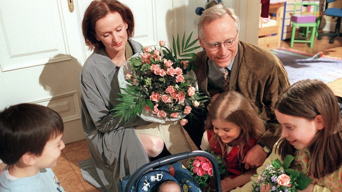 Sarah (Julia Stark), Tom (Johannes Scheit) und Sophie (Dominique Kusche) begrüßen Anna (Irene Fischer) und Hans (Joachim Hermann Luger), die mit dem neugeborenen Kind nach Hause kommen.