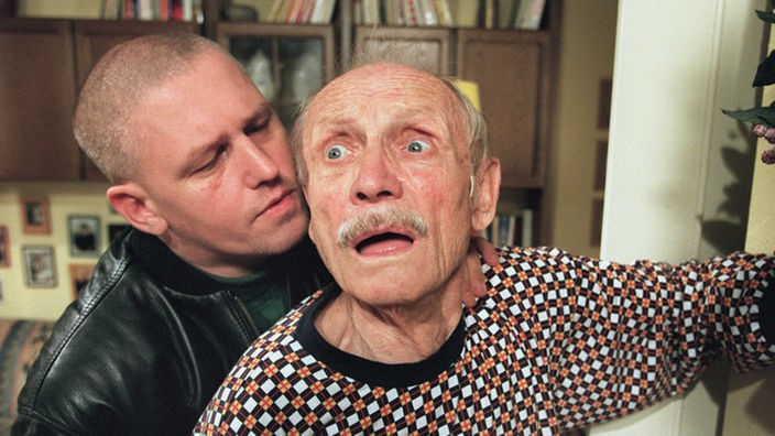 Schluss mit lustig: Hartung (Arved Birnbaum, links) hat den wehrlosen Onkel Franz (Martin Rickelt) zu Hause überfallen und verlangt Wiedergutmachung.