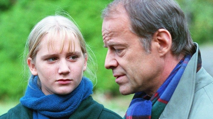 Scholz (Knut Hinz) und Lisa (Sontje Peplow) besuchen das Grab von Matthias Steinbrück. Hajo bemerkt, dass Lisa ein weiteres Geheimnis verbirgt.