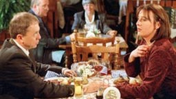 Schweres Geständnis: Beim abendlichen Candlelight-Dinner beichtet Olaf seiner Ines (Birgitta Weizenegger) die Sünden der Vergangenheit.