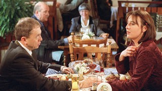 Stille Stunde: Beim abendlichen Candlelight-Dinner sprechen Ines (Birgitta Weizenegger) und Olaf (Franz Rampelmann) über ihr Verhältnis.