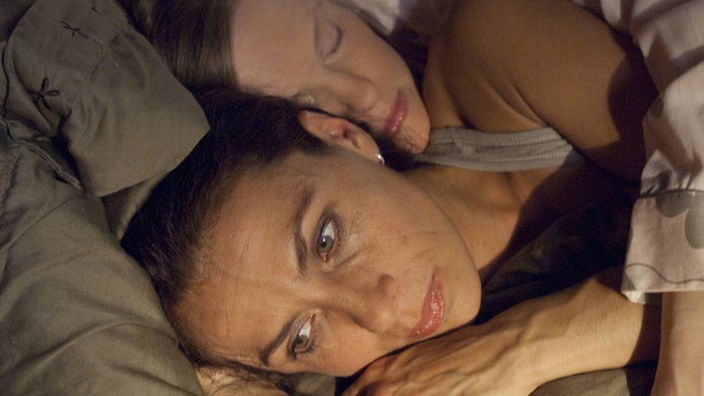 Suzanne (Susanne Evers, links) findet keinen Schlaf: Sie spürt, dass ihr Verhältnis zu Tanja (Sybille Waury) zerrüttet ist.