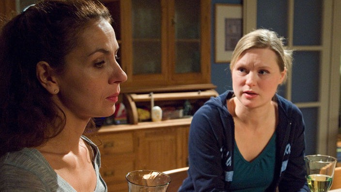 Tanja (Sybille Waury, rechts) versteht nicht, dass Suzanne (Susanne Evers) so schnell auf Wedekamps Angebot eingegangen ist.