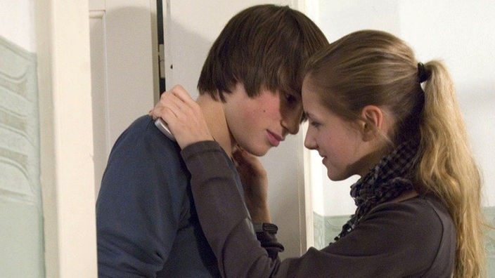 Teenagerherzen in Aufruhr: Caro (Cynthia Cosima) und Nico (Jeremy Mockridge) entdecken die Liebe.