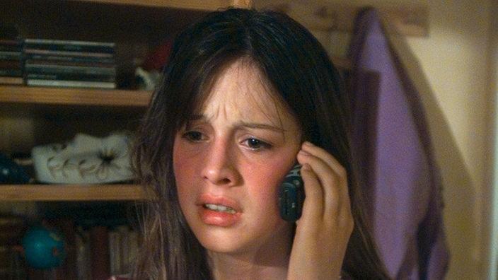 Telefon-Terror: Ein Unbekannter traktiert Irina (Karolin Dubberstein) mit schlimmen Anrufen.
