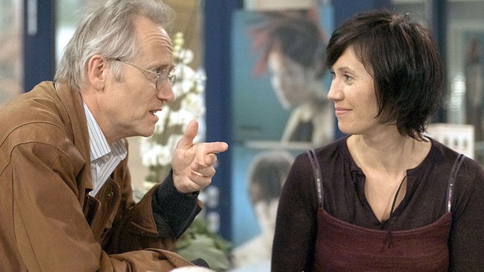 Urszula (Anna Nowak) freut sich darüber, dass Hans (Joachim Hermann Luger) in der Mittagspause extra zu ihr in den Salon kommt.