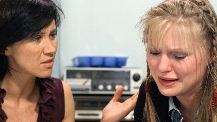 Urszula (Anna Nowak, links) mag Tanjas (Sybille Waury) Beziehungs-Gejammer nicht länger mit anhören.