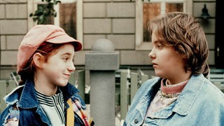 Walze (Nadine Spruß) bittet ihre jüngere Schwester Iffi (Rebecca Siemoneit-Barum, links) um einen Rat.