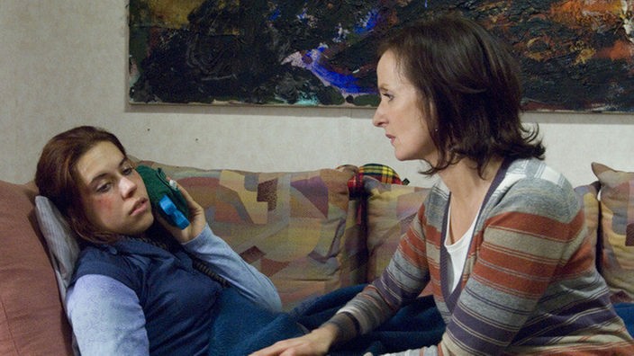 Warme Worte und kühlendes Eis: Anna (Irene Fischer, rechts) kümmert sich um Sarah (Julia Stark), die erneut von ihrem Freund verprügelt wurde.