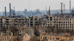 Das Bild zeigt zerstörte Gebäude und Industrie in Mariupol. 