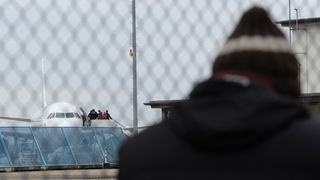 Archivbild: Abgelehnte Asylbewerber an einem Flughafen 