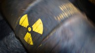Symbolbild Atomkraft: Radioaktivzeichen auf einer rostigen Tonne