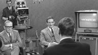 Claus-Hinrich Casdorff, eine schwarz-weiß Aufnahme aus dem alten Monitorstudio