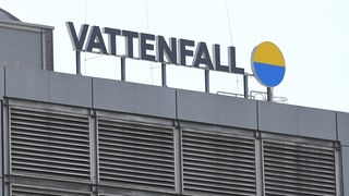 Das Vattenfall-Logo auf einem Heizkraftwerk in Berlin-Mitte.