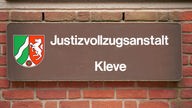 Schild: Justizvollzugsanstalt Kleve, Landeswappen NRW