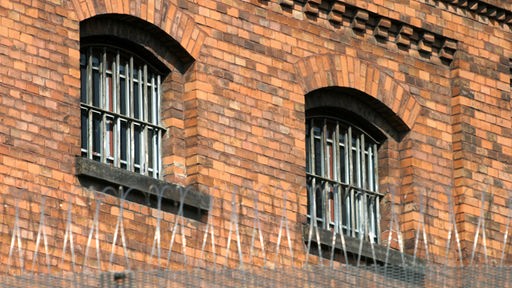 Außenansicht Gefängnis mit Gitterfenstern