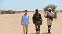 Reporterin Shafagh Laghai und ihr Team treffen Soldaten in der Wüste Nigers 