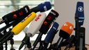 Mikrofone diverser deutscher Medien auf einer Pressekonferenz