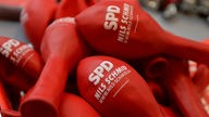 Rote Luftballons mit SPD-Logo ohne Luft