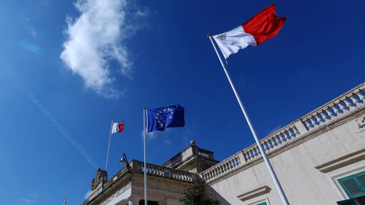 Der Großmeisterpalast in Valletta mit der maltesischen und der EU-Fahne