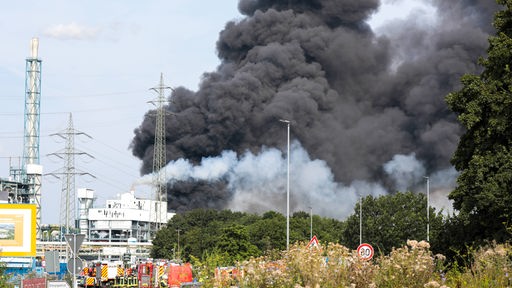 Eine Rauchwolke über dem Chemiepark in Leverkusen nach einer Explosion am 27.07.2021