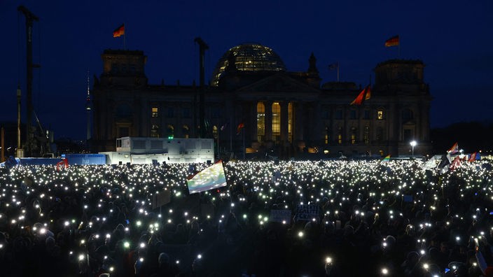 Das Bild zeigt viele Lichter vor dem Reichstagsgebäude bei der Demo am 21.01.2024.