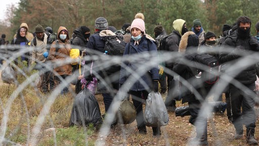 Geflüchtete am Grenzübergang Kuznica Bialostocka-Bruzgi an der polnisch-belarussische Grenze
