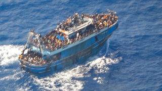 Menschen auf dem Deck des Fischerboots, das in der Nacht auf Mittwoch, den 14. Juni, vor Südgriechenland kenterte und sank.