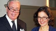 Dr. Klaus Reinhardt (Hartmannbund-Vorsitzender) und Preisträgerin Isabel Schayani
