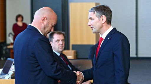 Björn Höcke (AfD) gratuliert Thomas Kemmerich (FDP).