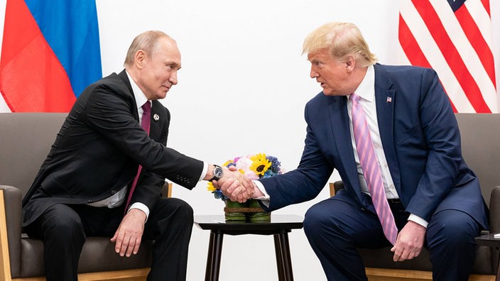 Donald Trump und Wladimir Putin geben sich die Hand (28.06.2019).