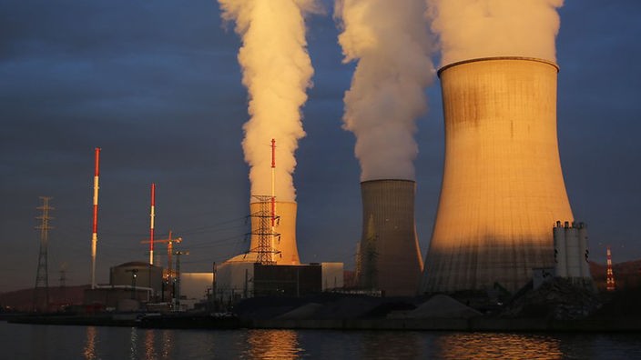 Dampf steigt auf aus dem belgischen Reaktor Tihange 2