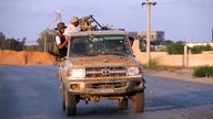 Kämpfer der international anerkannten Einheitsregierung nehmen an Kämpfen zwischen rivalisierender Milizen im südlichen Tripolis teil.
