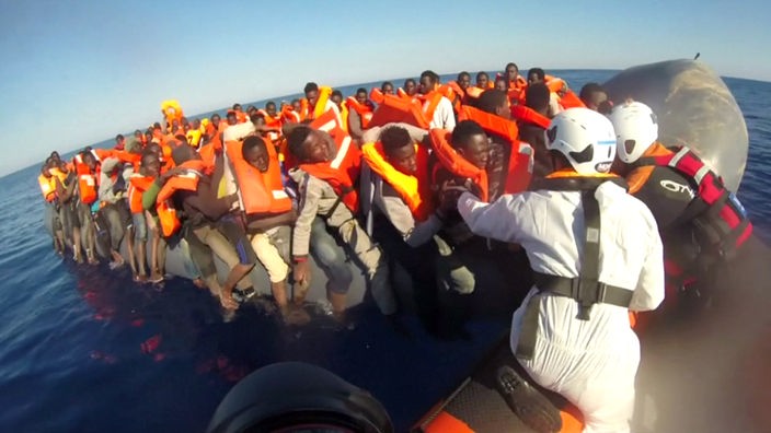 Flüchtlingsboot mit Seenotrettern