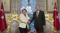 Kanzlerin Angela Merkel schüttelt dem türkischen Präsidenten Recep Tayyip Erdogan die Hand bei ihrem Treffen im Oktober 2015 in Istanbul