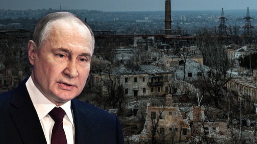 Im Vordergrund: Russlands Präsident Wladimir Putin. Dahinter: Ein Foto der Stadt Mariupol mit zerstörten Gebäuden (22.03.2024)