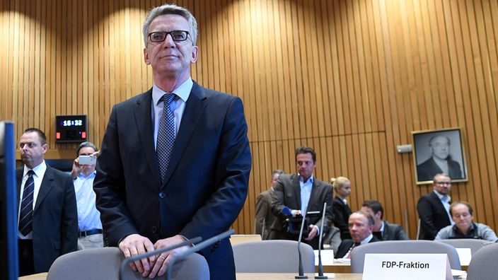 Thomas de Maizière steht in Düsseldorf vor dem Untersuchungsausschuss "Silvesternacht" des NRW-Landtags. 