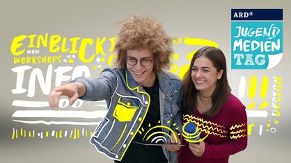 Ein Schüler und eine Schülerin mit Mikrofon, Logo des  ARD-Jugendmedientags 2019